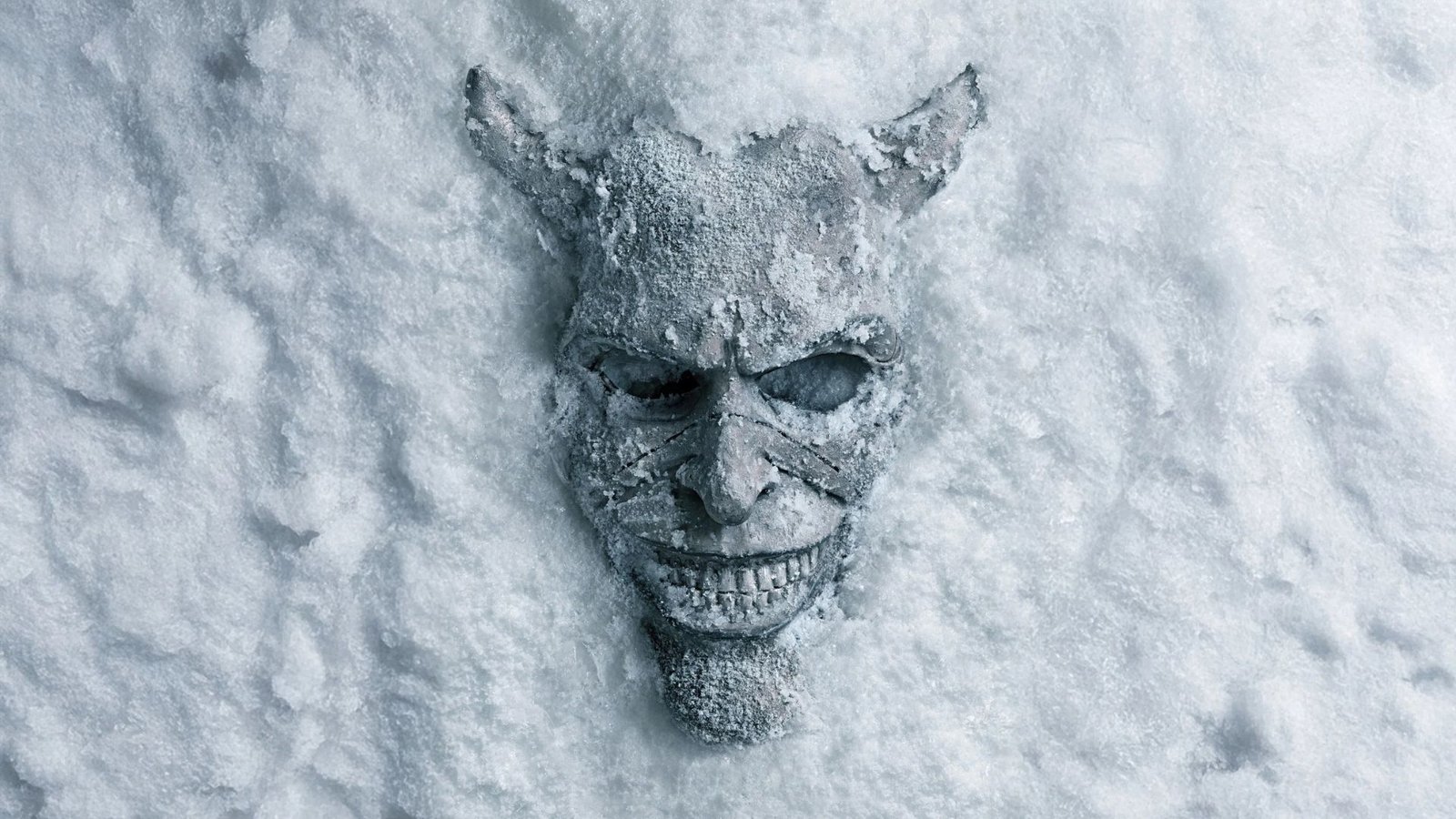 Capa personalizada da review do filme “Telefone Preto 2”, mostrando um jovem assustado ao lado de uma figura mascarada com um telefone antigo acoplado à cabeça, em um fundo escuro em tons de vermelho e preto.