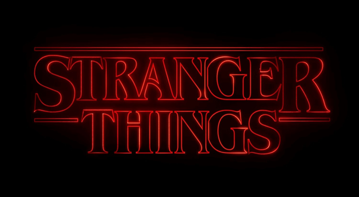 Logo da série Stranger Things em vermelho neon sobre fundo preto.