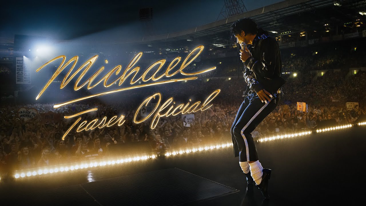 “Jaafar Jackson caracterizado como Michael Jackson, usando figurino clássico do Rei do Pop, iluminado em luz de palco enquanto reproduz um de seus movimentos icônicos no filme Michael (2026).”