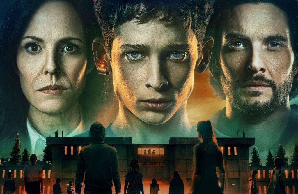 Poster de uma série mostrando três rostos em destaque — uma mulher, um jovem e um homem — sobre um prédio iluminado, com várias pessoas observando a construção à noite.